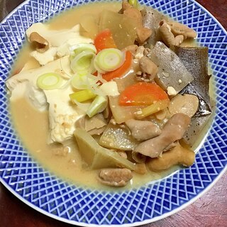 にんにくの芽入り白もつ煮込み豆腐（酒粕入り）